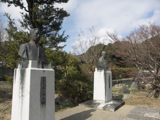 鈴木藤三郎(左手前)と福川泉吾(右奥)の胸像